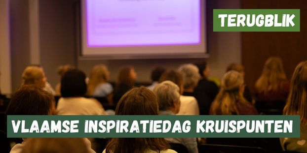mensen die een presentatie volgen