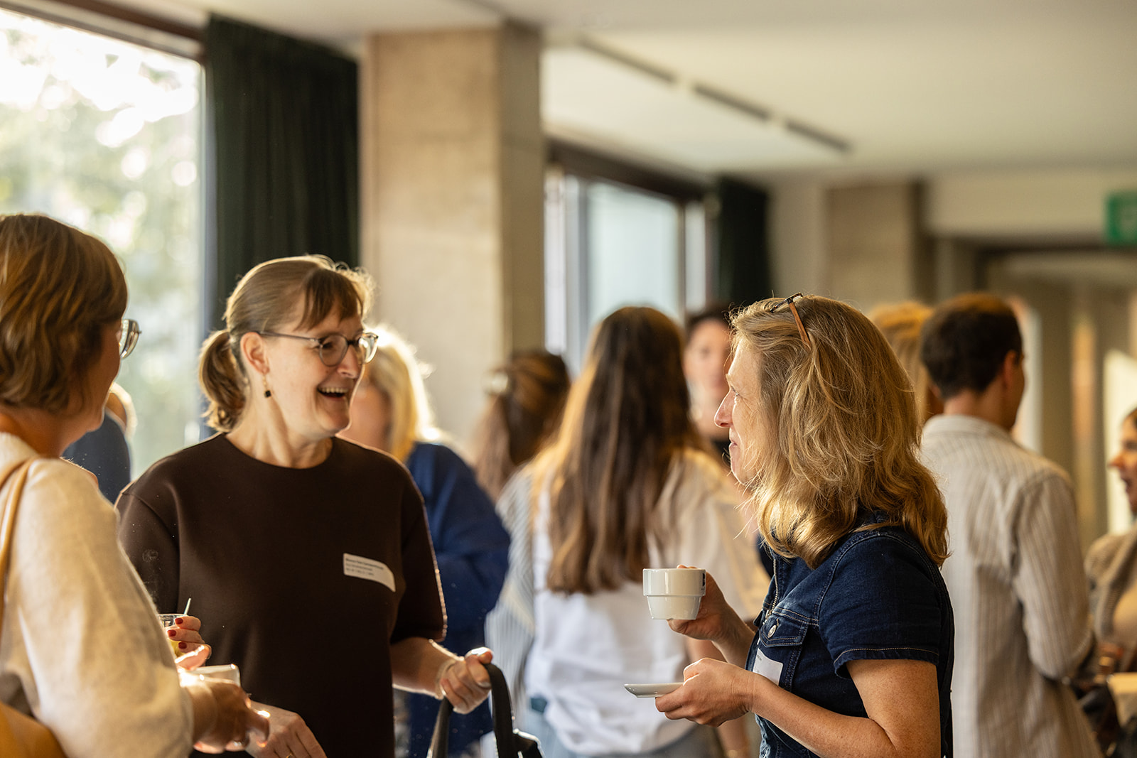 Mensen in gesprek op de receptie