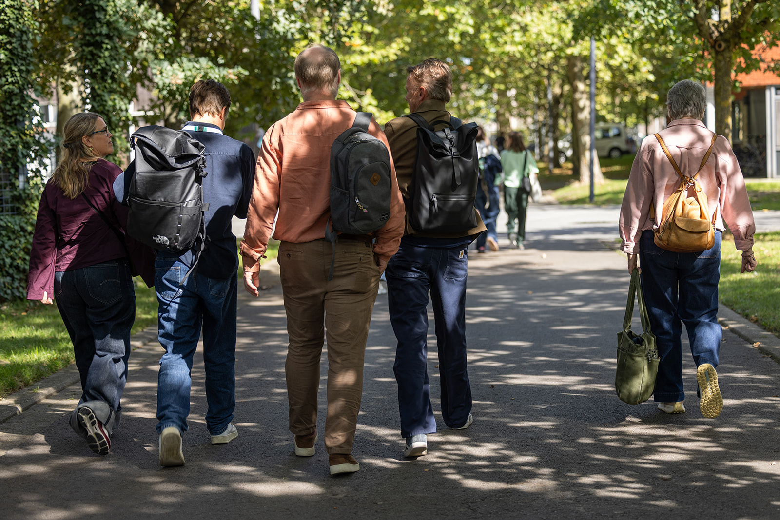 mensen wandelen in het groen