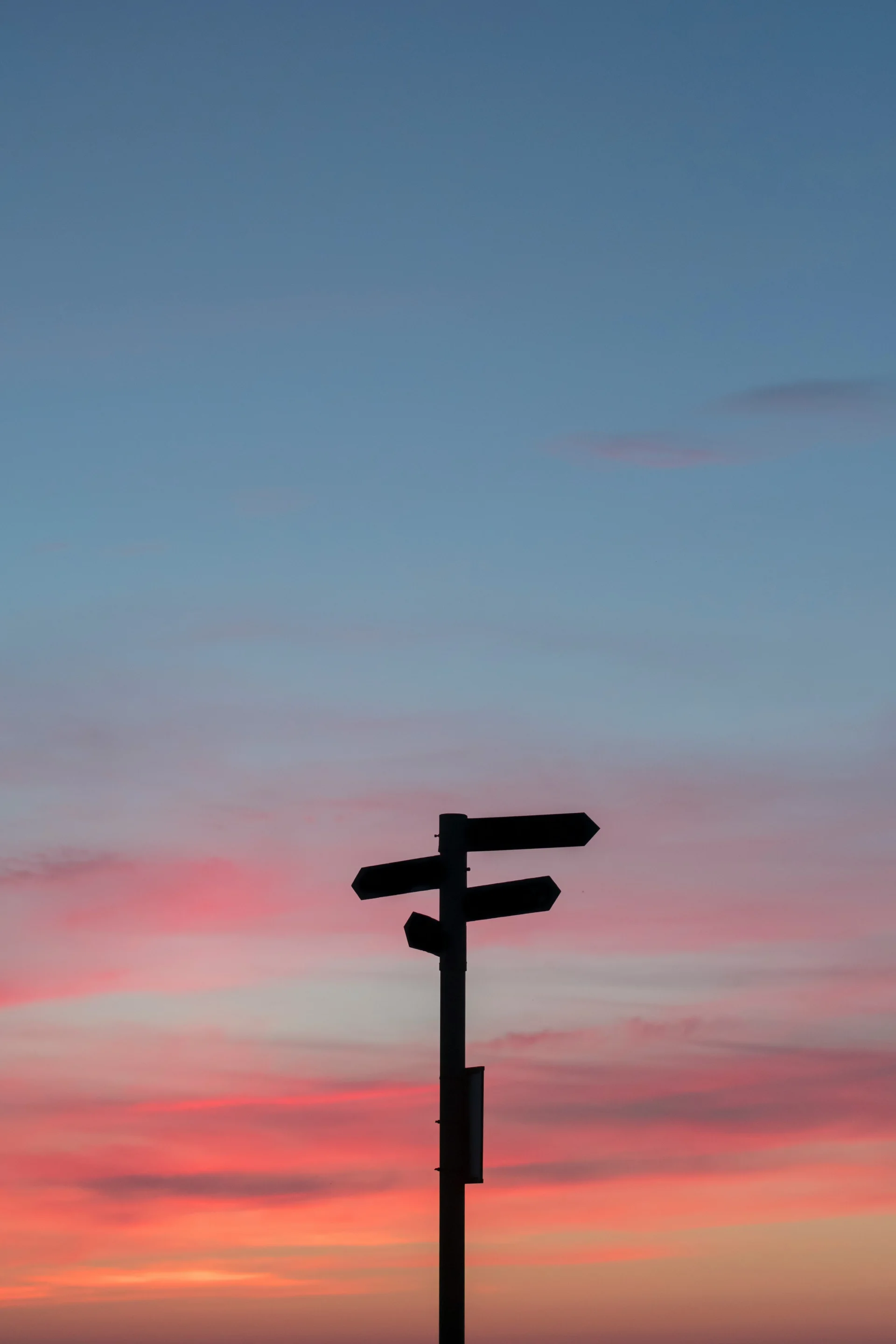 verschillende pijlen op een pal met een zonsondergang op de achtergrond 