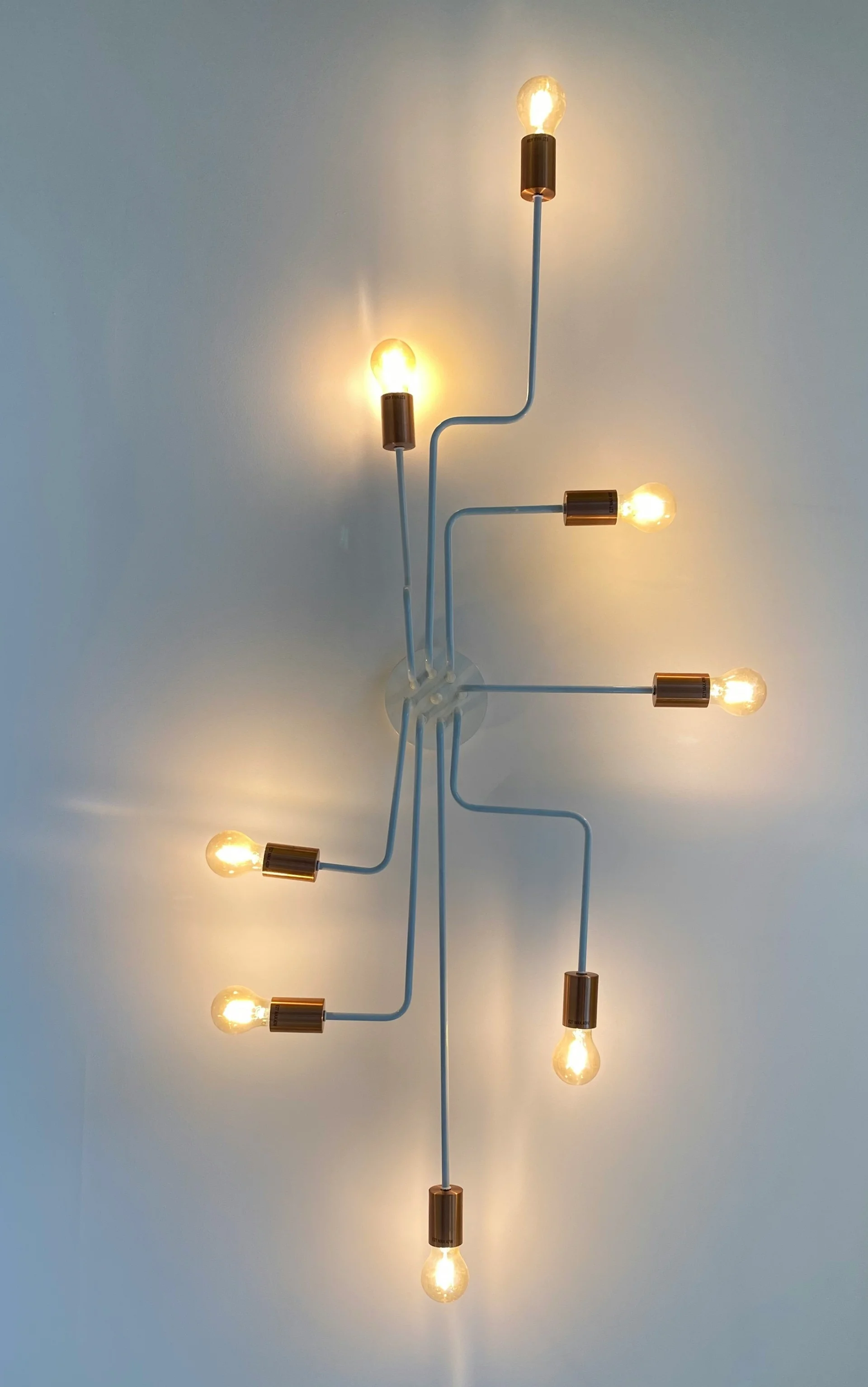 foto van een lamp met verschillende gloeilampen