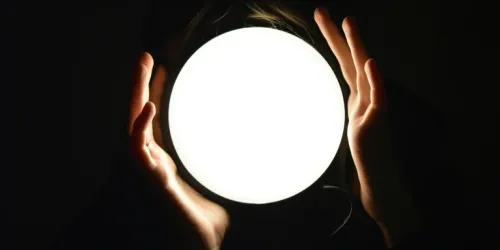 een spotlight met twee handen rond 